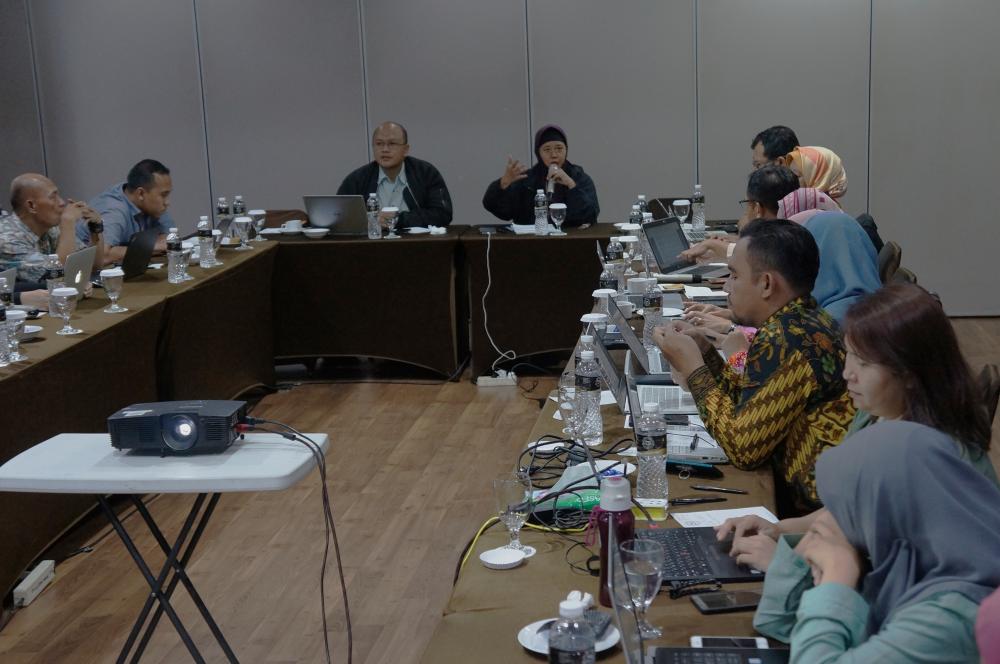  Kepala Bagian Perencanaan Program dan Pelaporan, Arifah (kanan) saat memimpin rapa Survey Pelayanan. Ditjen SDPPI berupaya untuk menggandeng BPS untuk survey pelayanan publik tahun 2019.