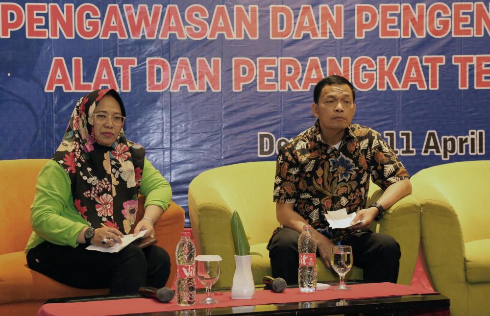 Kasubdit Monitoring dan Penertiban PPI, Ira  Tjipto Priyanti (kiri) dan Karo Korwas PPNS Mabes POLRI, Nasib Simbolon (kanan) saat menjadi pembicara pada kegiatan Bimbingan Teknis Pengawasan dan PerangkatStandar Alat dan Perangkat Telekomunikasi, Bali 11/4