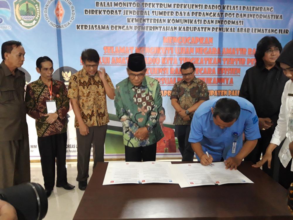 Penandatanganan Berita Acara Keterbukaan Informasi Publik oleh Ka Balmon Palembang, Sopingi disaksikan oleh Asisten II bidang ekonomi & pembangunan pemkab Pali, Husman Gumanti (kopiah hitam), Ketua ORDA Sumsel serta Direktur Operasi Sumber Daya Dwi Handoko beserta jajarannya.