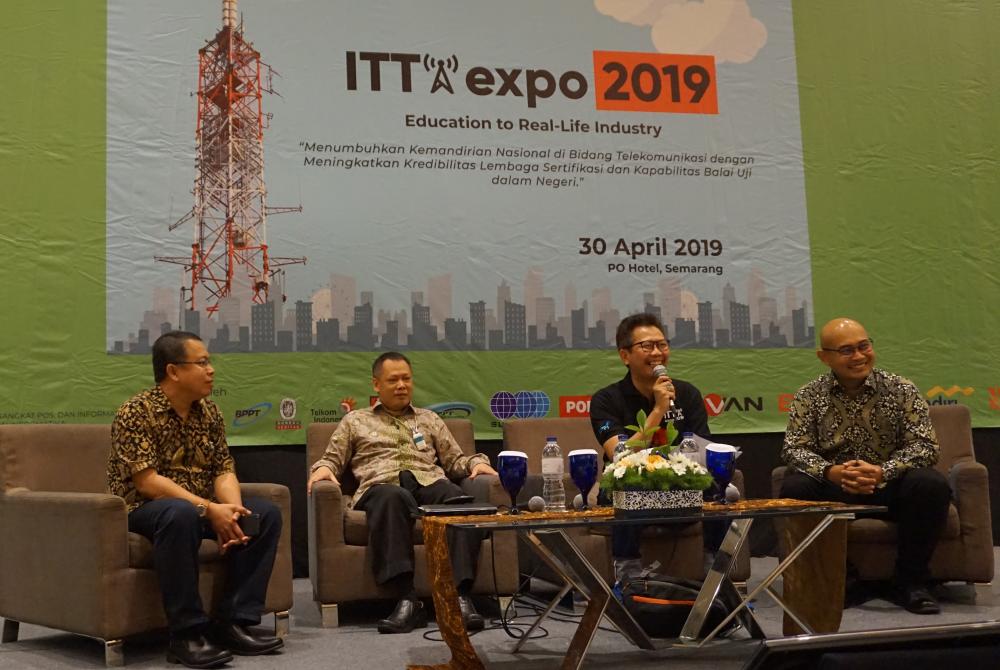 Narasumber dan moderator sesi pertama ITTA Expo 2019 (ki-ka) Najamudin dari Kementerian Perindustrian, Direktur Standardisasi Perangkat Pos dan Informatika Moch. Hadiyana, Heru Yuni Prasetyo Direktorat Standardisasi PPI, dan Arief Hendra Ariyana dari Bureau Veritas saat dialog dengan peserta ITTA Expo di Semarang (30/4/2019).