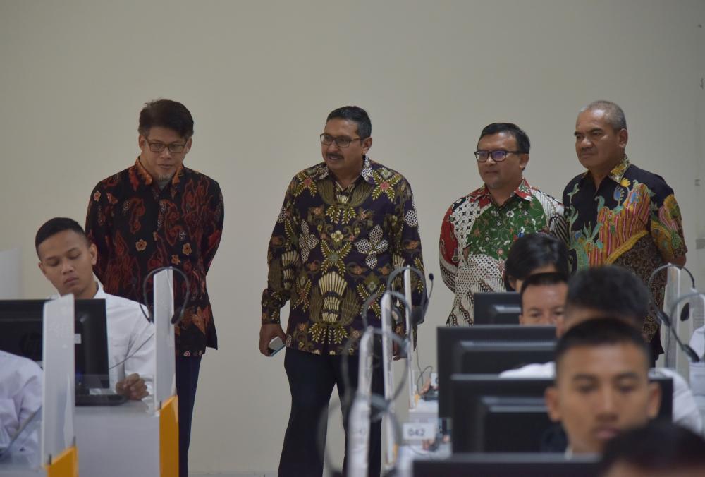 Dirjen SDPPI Ismail (no.2 dari kiri), didampingi (ki-ka) Dodik Sudiyono Kasubdit SOR, Dwi Handoko Direktur Operasi Sumber Daya, dan Joni Adrian Ka. Balai Monitor Semarang meninjau pelaksanaan ujian negara REOR berbasis komputer di Politeknik Ilmu Pelayaran Semarang (30/4/2019).
