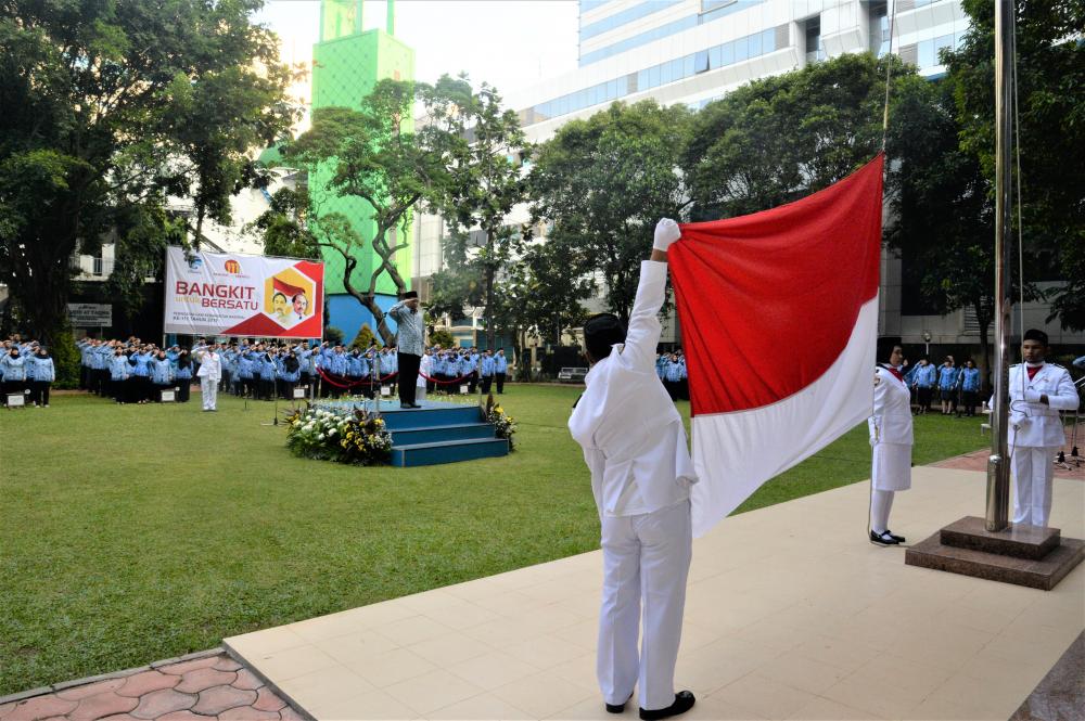 Menteri Kominfo Rudiantara beserta jajarannya melakukan penghormatan bendera pada Upacara Peringatan hari Kebangkitan Nasional 2019 di Lapangan Anantakupa, Jakarta.