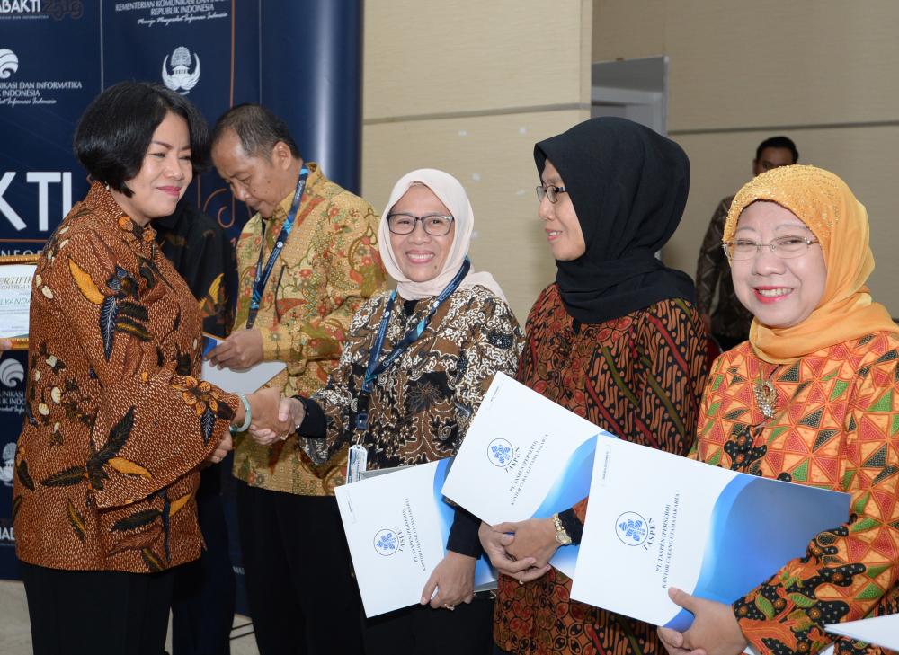 Sekjen Kemkominfo Rosarita Niken Widiastuti menyerahkan piagam penghargaan Menteri Kominfo kepada Haryati, salah satu pegawai Ditjen SDPPI yang memasuki masa purnabhakti per 1 Juni 2019.