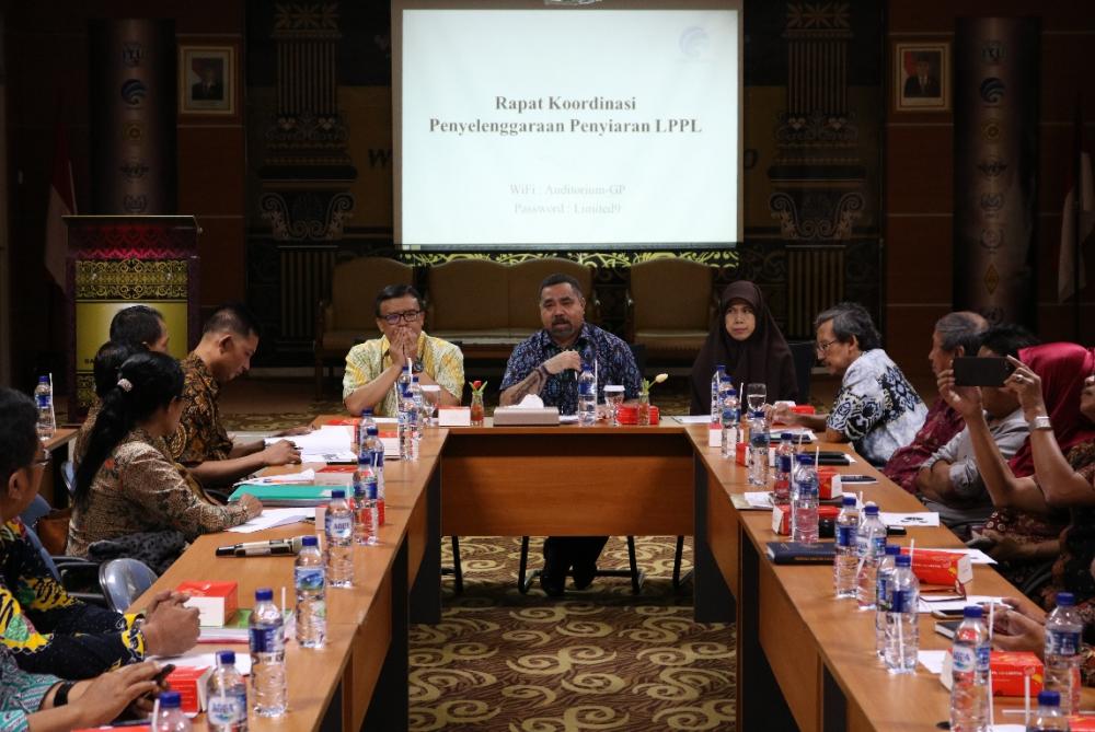 Kepala Balai Monitor (Balmon) Kelas I Surabaya, Sensilaus Dore (tengah) menyelenggarakan rapat koordinasi bersama Pemerintah Daerah Kabupaten/Kota di Jawa Timur, Jumat (14/6/ 2019)