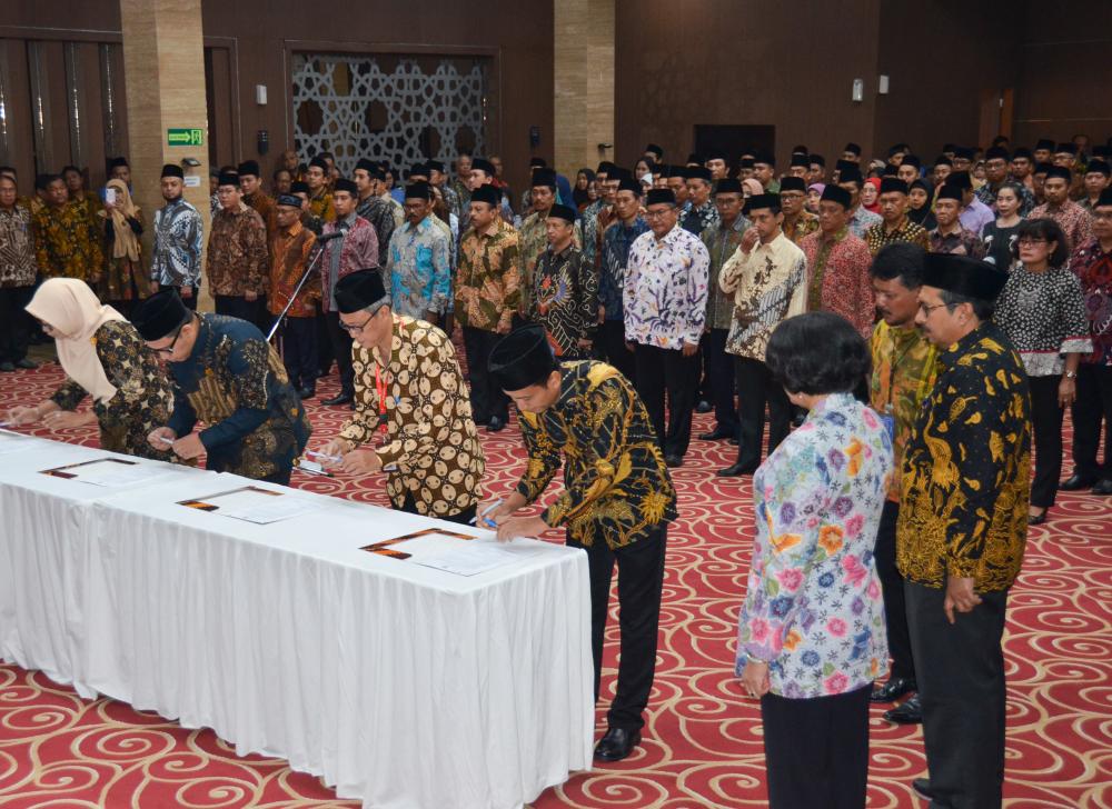 Dirjen SDPPI Ismail dan Sekjen Kominfo Niken Rosarita menyaksikan penandatanganan berita acara pelantikan oleh para pejabat secara simbolis bertempat di Auditorium Anantakupa Kemkominfo pada Rabu (19/06/2019).