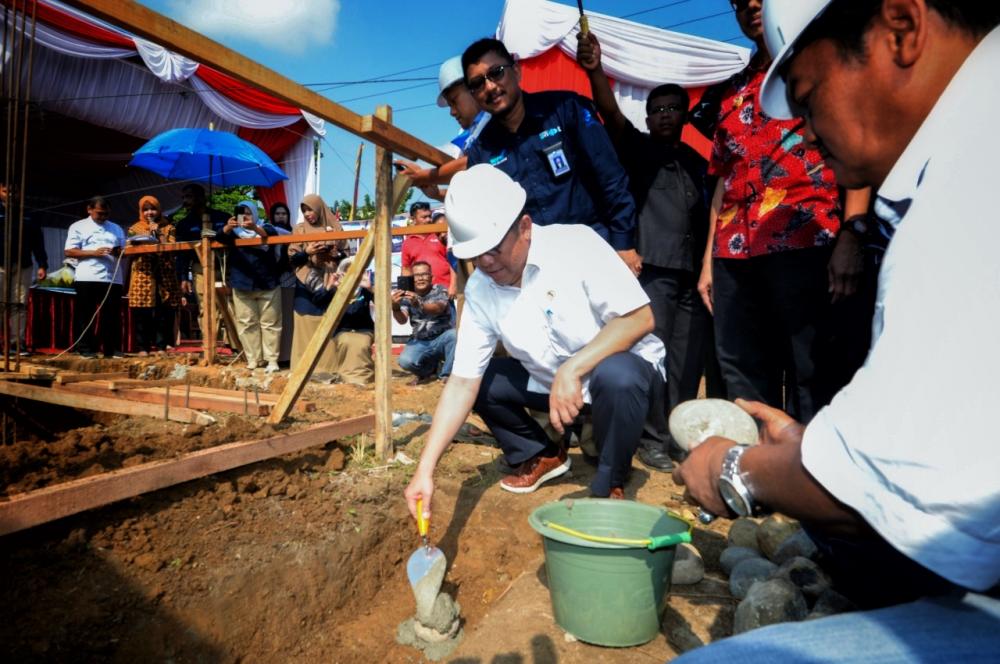 Menteri Komunikasi dan Informatika Rudiantara meletakkan batu pertama pembangunan Kantor Balai Monitor Spektrum Frekuensi Radio di Padang, Sumatera Barat, Jumat (23/8/2019).