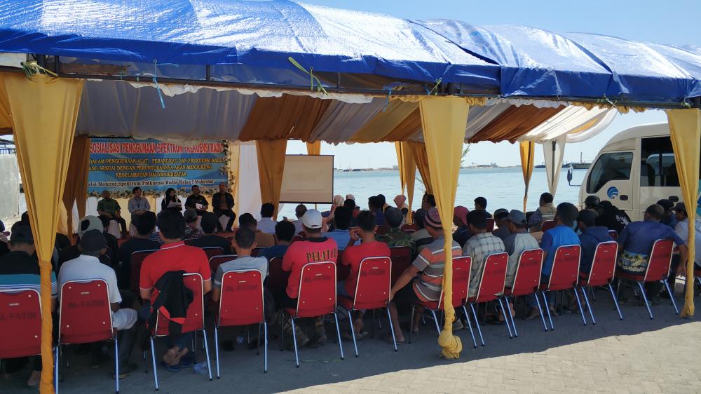 Ditjen SDPPI melaksanakan sosialisasi kepada para nelayan terkait penggunaan perangkat yang legal dan penggunaan frekuensi radio yang sesuai peraturan pada Kamis (29/08/2019) di Pelabuhan Paotere Makassar.