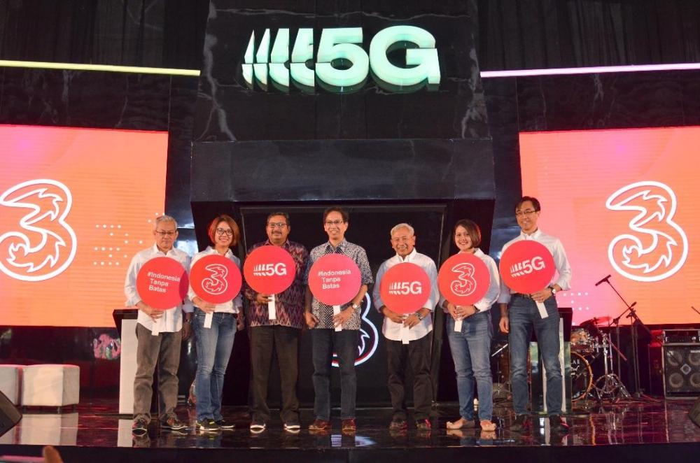 Dirjen SDPPI Ismail beserta Rektor ITS  Mochamad Ashari berpose bersama saat uji coba 5G di ITS pada Kamis (5/09/2019).