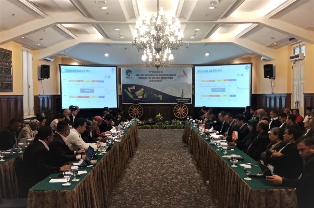 Meeting The Joint Committee on Communications between The Republic of Indoneaia and Malaysia di Hotel Phoenix Yogyakarta.