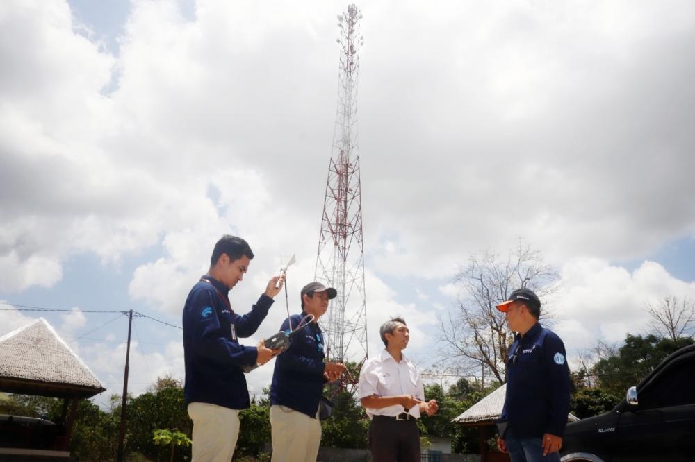 Petugas pengendali frekuensi Loka Kendali saat melakukan pengukuran di wilayah wakatobi (13/9/2019).