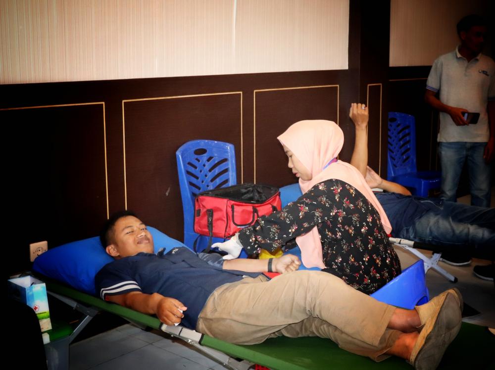Salah satu pegawai UPT spekfrekrad  loka Kendari diambil darah oleh petugas PMI pada saat kegiatan donor darah dalam rangka rangkaian peringatah Hari Bhakti Postel ke 74.(18/9/2019)