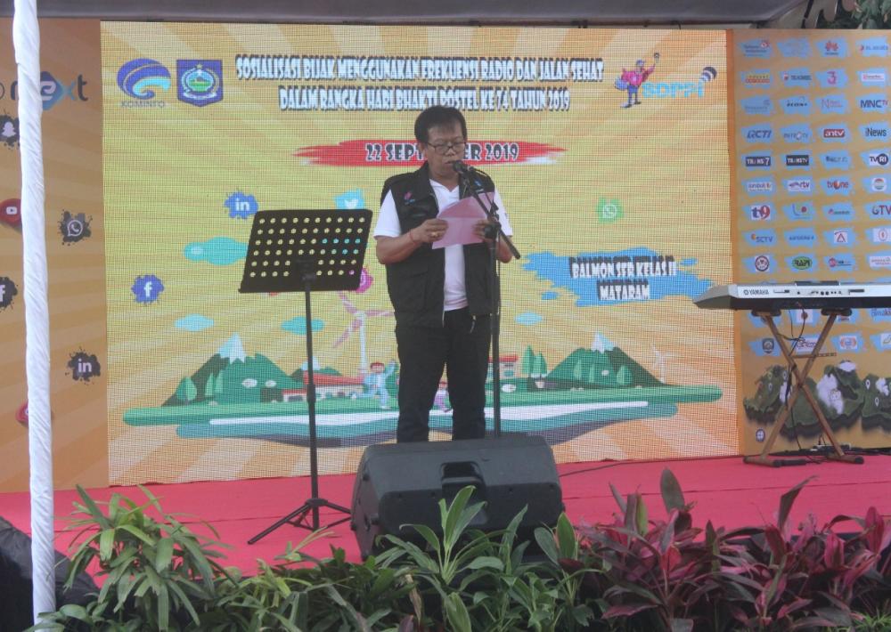 Kepala UPT Mataram, I Komang Sudiarta memberi sambutan pada kegiatan sosialisasi penggunaan spektrum frekuensi radio dalam kegiatan Senam Pagi dan Jalan Sehat di Kampanye Zero Waste di areal Car Free Day (CFD) Jalan Udayana, Minggu (22/9/2019).