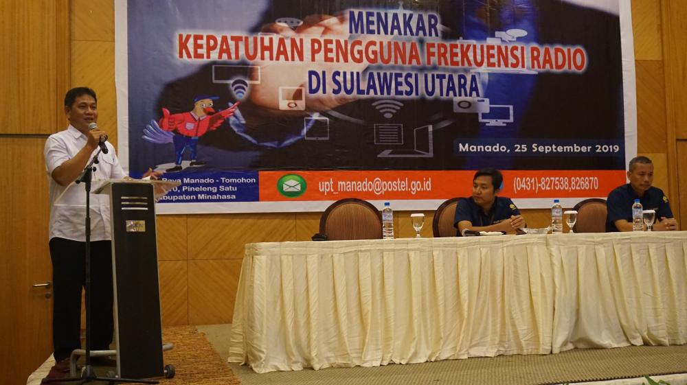 Para narasumber dalam kegiatan Sosialisasi yang bertemakan Menakar Kepatuhan Pengguna Frekuensi Radio ini dilaksanakan di Hotel Aston Manado.