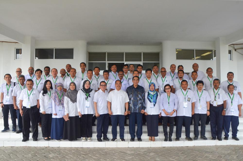Sesditjen SDPPI R. Susanto didampingi Kabagum dan Kepegawaian Hasyim Fiater, berfoto bersama para peserta pelatihan Survival Management Batch III tahun 2019 di depan gedung PPSDM Ditjen SDPPI, Cisarua, Bogor.