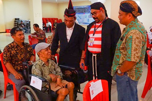  Kepala Balmon Surabaya Sensilaus Dore berbincang dengan salah satu peserta UNAR CAT di Mojokerto. Keterbatasan tidak menghalangi peserta untuk mengikuti Ujian.