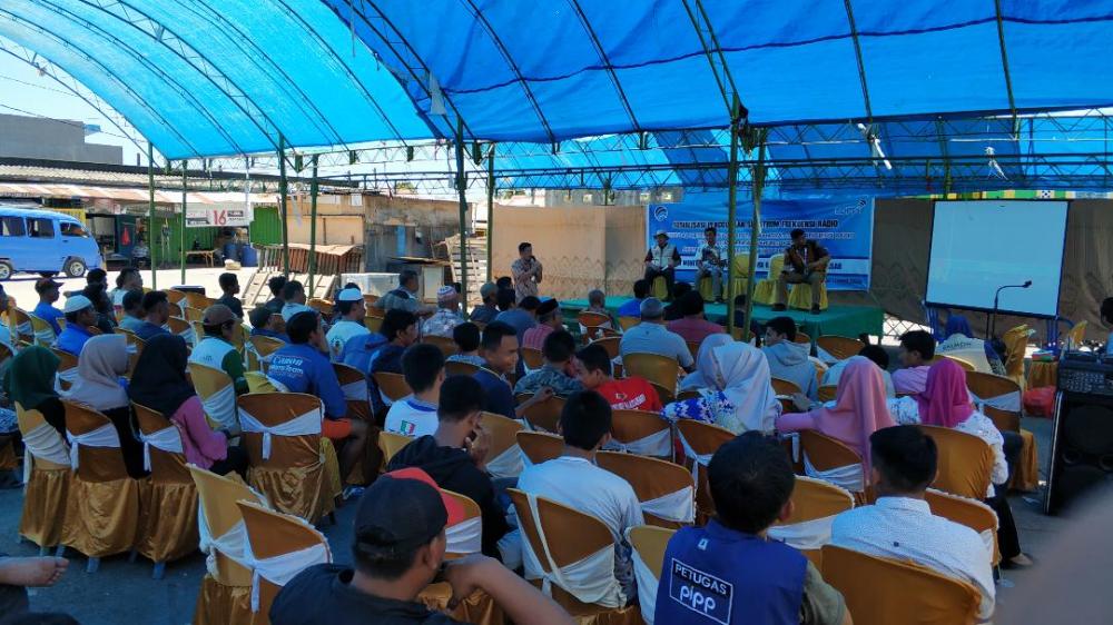 Ade Munandar, salah satu narasumber Ditjen SDPPI saat memberikan penjelasan dalam kegiatan sosialisasi penggunaan spektrum frekuensi radio kepada para nelayan di Sinjai, Sulawesi Selatan (10/10/2019) 