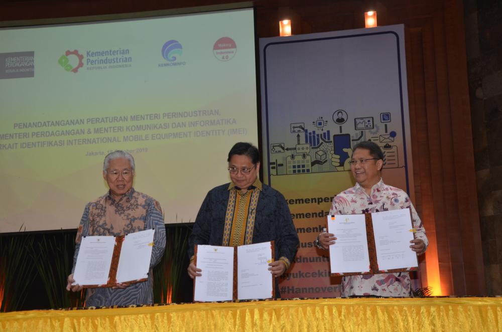 (Ki-ka) Menteri Perdagangan Enggartiasto Lukita,  Menteri Perdagangan (Menperin) Airlangga Hartarto, dan Informatika (Menkominfo) Rudiantara menandatangani peraturan masing-masing kementerian terkait IMEI,  Jumat (18/10/2019).