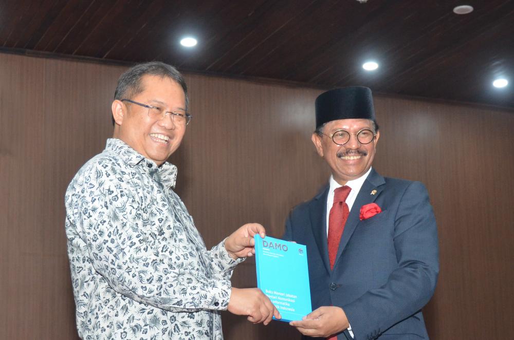 Menteri Kominfo yang baru dilantik, Johnny G. Plate menerima memori sertijab dari Menkominfo periode sebelumnya Rudiantara pada acara Serah Terima Jabatan Menkominfo bertempat di Aula Anantakupa Kemkominfo, Rabu (23/10/2019).