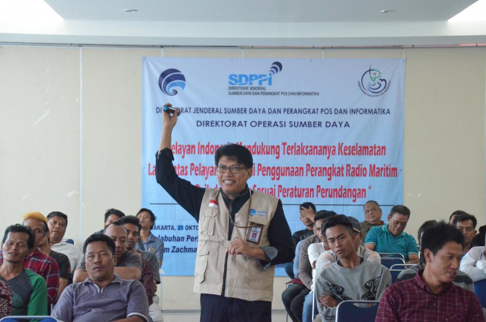Dodik Sudiyono memberi penjelasan kepada para nelayan mengenai gangguan frekuensi radio, regulasi radio dan tata cara komunikasi radio kepada para nelayan di Muara Baru, Jakarta (29/10/2019).