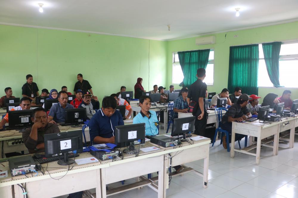 Suasana ujian amatir radio yang dilaksanakan oleh UPT Bengkulu (17/11/2019).