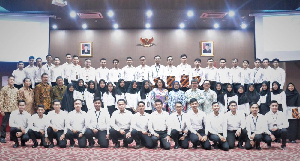 Ilustrasi: Sekretaris Jenderal Kementerian Komunikasi dan Informatika Rosarita Niken Widiastuti (tengah)  berfoto  bersama  52 PNS  Formasi STAN setelah diambil  Sumpah dan Janji PNS,  Jakarta (10/12/2019).