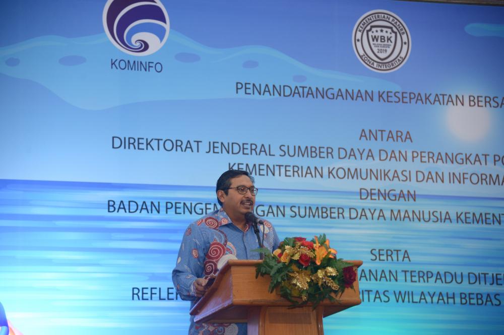 Dirjen SDPPI Ismail menyampaikan laporan kepada Menteri Kominfo saat penandatanganan MoU dengan BPSDM Kementerian Perhubungan (13/01/2020).