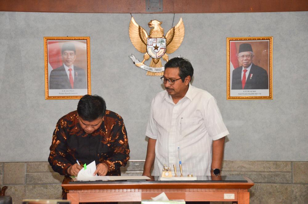 Dirjen SDPPI Ismail (kanan) menyaksikan penandatangan Berita Acara memori jabatan dari Mochamad Rus’an, Kepala BBPPT yang telah memasuki  masa purnabakti per 1 Februari 2020. Jakarta (10/02/2020)