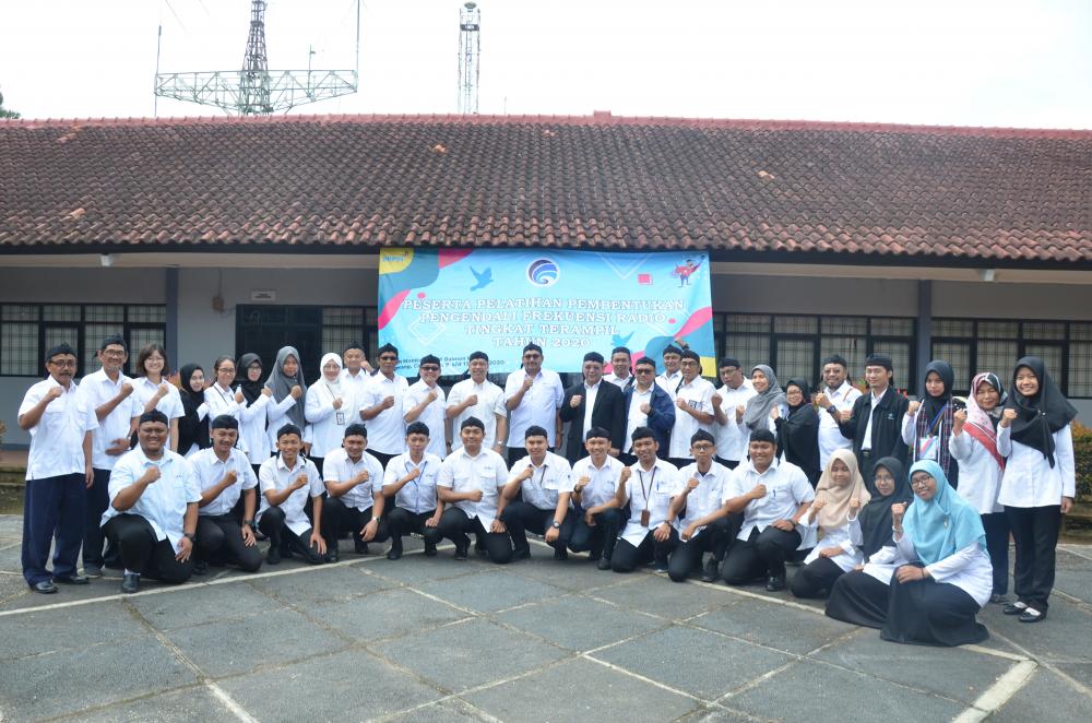 Dirjen SDPPI bersama para peserta pelatihan fungsional pengendali frekuensi radio tingkat terampil berpose sesaat usai pembukaan kegiatan pelatihan di Stasiun Monitoring HF Cangkudu, Banten (09/03/2020).