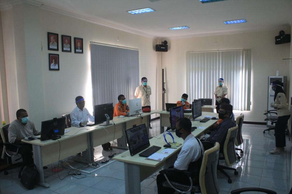 Suasana Ujian Negara Amatir Radio (UNAR) dengan mematuhi protokol kesehatan covid-19 yang berlangsung di kantor Loka Pangkalpinang pada Sabtu (13/06/2020).