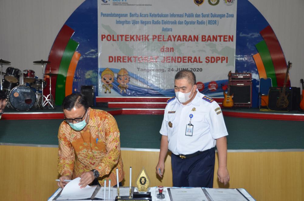 Direktorat Jenderal Sumber Daya dan Perangkat Pos dan Informatika (Ditjen SDPPI) Kementerian Komunikasi dan Informatika (Kemkominfo) bersama Politeknik Pelayaran Banten (Poltekpel) Kementerian Perhubungan (Kemenhub) melakukan Penandatanganan Berita Acara Keterbukaan Informasi Publik dan Surat Dukungan Zona Integritas Ujian Negara Radio Elektronik dan Operator Radio (REOR).