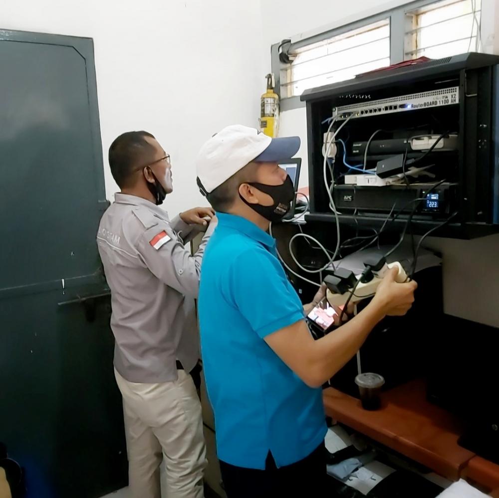 Kepala Balai Monitor Spektrum Frekuensi Radio Kelas II Batam Abdul Salam (kanan) saat melakukan pemngecekan kondisi dan memastikan perangkat monitoring Transportable beserta penunjangnya di site Natuna berfungsi dangan baik