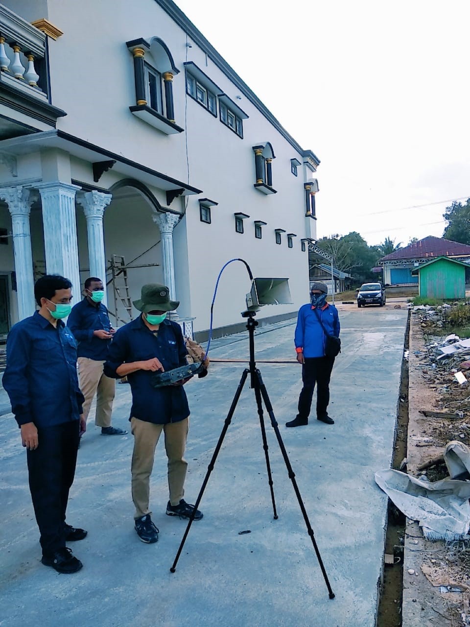 Tim  mengukur penggunaan frekuensi dan lebar pita pada site-site di radius 10 Km  sekitar site terganggu dan sepanjang jalur lintasan MW link yang dilalui site milik  H3I  untuk memastikan frekuensi radio terganggu sesuai dengan spesifikasi teknis yang ditetapkan dalam ISR. 