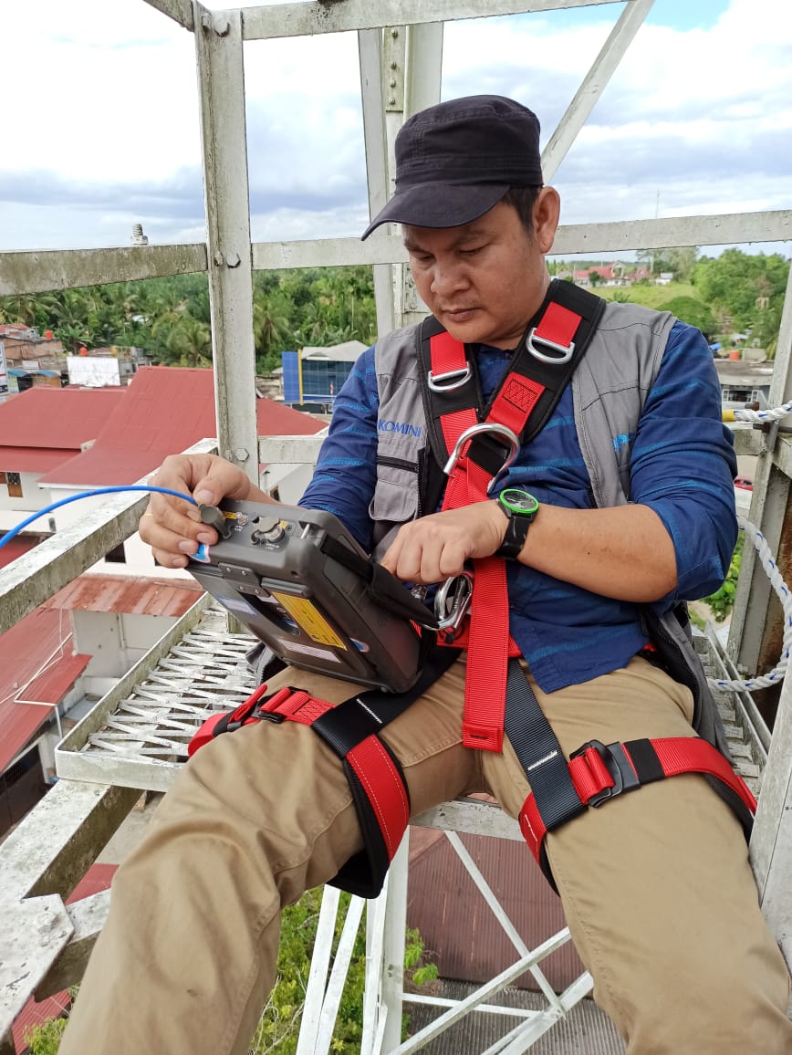 Tim dari Balai Monitoring Spektrum Frekuensi Radio (SFR) Kelas II Padang harus melewati medan offroad dalam mengatasi gangguan frekuensi radio Microwave Link Seluler  (point to point) milik PT Telekomunikasi Indonesia Tbk.