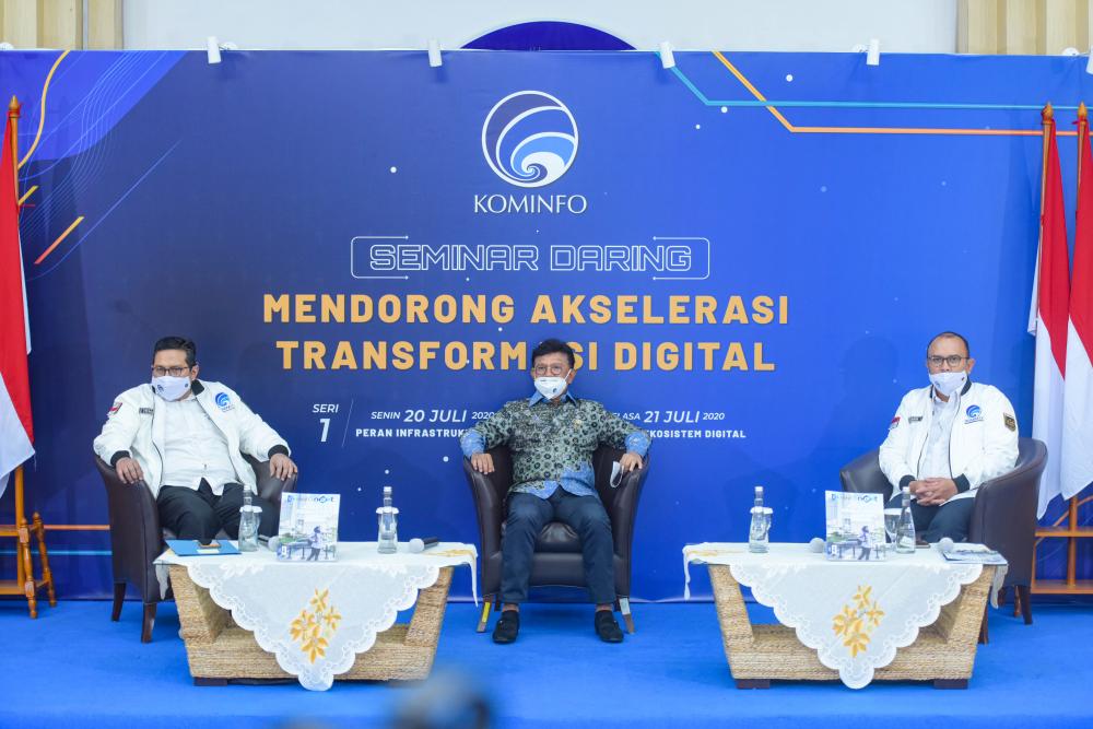 Seminar Daring  “Mendorong Akselerasi Transformasi Digital” berlangsung selama dua hari, Senin (20/7/2020) dan Selasa (21/7/ 2020). Pada hari pertama menghadirkan Dirjen Sumber Daya dan Perangkat Pos dan Informatika Ismail, Dirjen Penyelenggaraan Pos dan Informatika Ahmad M Ramli,  serta Direktur BAKTI Kominfo Anang Latif. 