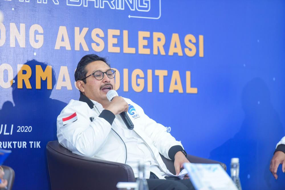 Seminar Daring “Mendorong Akselerasi Transformasi Digital” berlangsung selama dua hari, Senin (20/7/2020) dan Selasa (21/7/ 2020). Pada hari pertama menghadirkan Dirjen Sumber Daya dan Perangkat Pos dan Informatika Ismail, Dirjen Penyelenggaraan Pos dan Informatika Ahmad M Ramli, serta Direktur Utama BAKTI Kominfo Anang Latif.