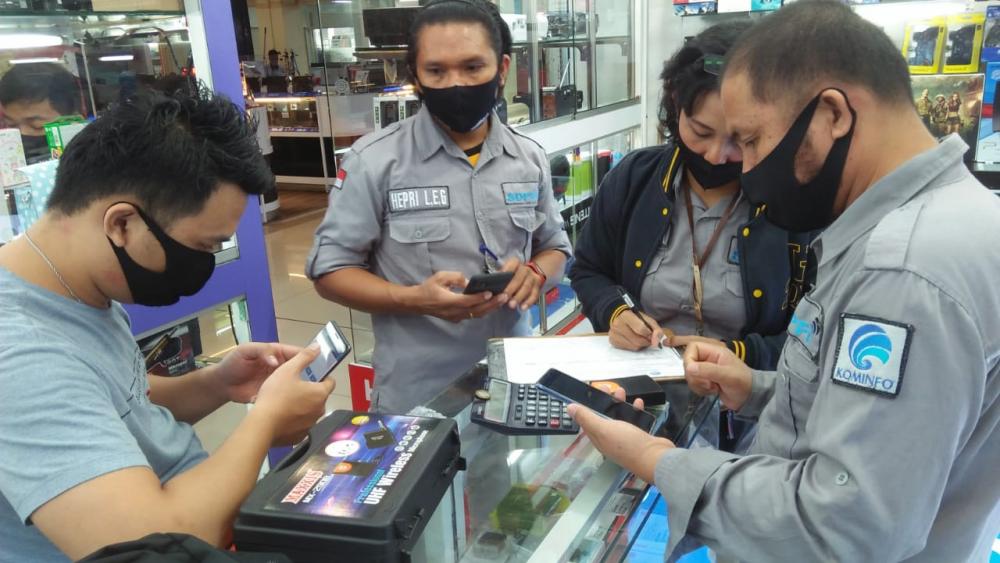 petugas Balai Monitor Spektrum Frekuensi Radio (SFR) Kelas II Batam melakukan pendataan standar perangkat telekomunikasi yang diperjual belikan di pusat-pusat pertokoan elektronik di wilayah Kota Batam, Kamis (30/7/2020)