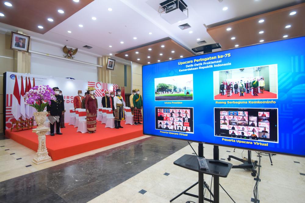 Menkominfo Johnny G Plate bersama pejabat pimpinan tinggi madya Kemkominfo mengikuti dari Ruang Serbaguna Kemkominfo, Jakarta, Senin (17/08/2020).