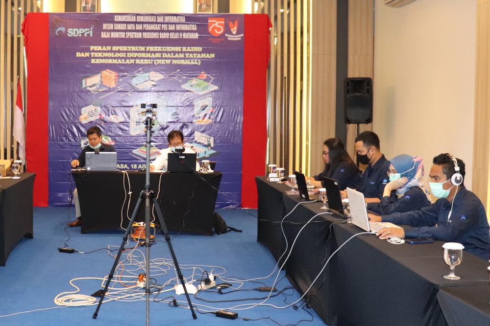 Kegiatan Sosialisasi Peran Spektrum Frekuensi Radio dan Teknologi Informasi dalam Tatanan Kenormalan Baru (New Normal), Rabu (18/8/2020), diikuti  sekitar 220 peserta, yang terdiri  para penyelenggara radio siaran dan TV siaran,  operator seluler, ORARI, RAPI, ISP, instansi pemerintah, perusahaan swasta,  serta  pelajar dan mahasiswa yang berdomisili di Provinsi Nusa Tenggara Barat.