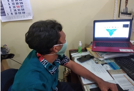 Ilustrasi: Tampak salah satu  pegawai  mengikuti pelatihan secara online. Pelatihan tersebut digelar oleh Balai Monitor Spektrum Frekuensi Radio (SFR) Klas II Banjarmasin bagi pegawainya,  guna mendalami pengetahuan tentang teknologi Microwave Link dan Aplikasi Radio. Komunikasi