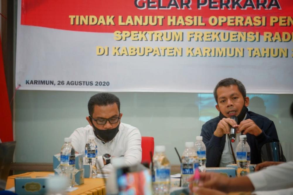 Kepala Balmon Batam Abdul Salam (kanan)memimpin Gelar perkara tindaklanjut hasil operasi penertiban spektrum frekuensi radio di Kabupaten Karimun, Kamis (27/08/2020).
