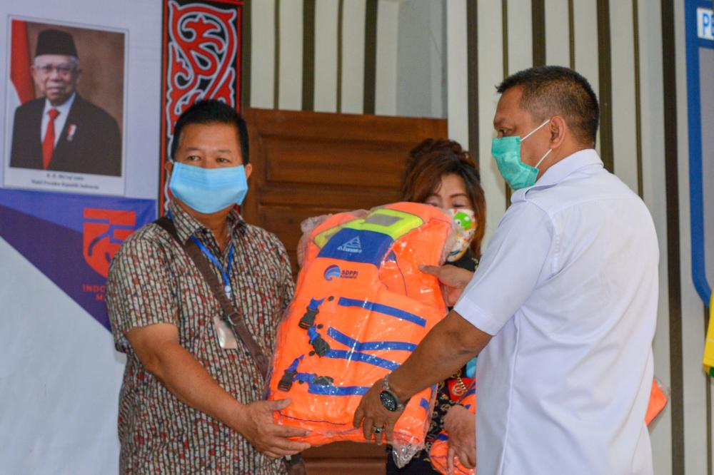 Penyerahan secara simbolis cinderamata dari Ditjen SDPPI kepada nelayan sibolga oleh Kepala Pelabuhan Perikanan Nusantara Sibolga, Rabu (26/08/2020)