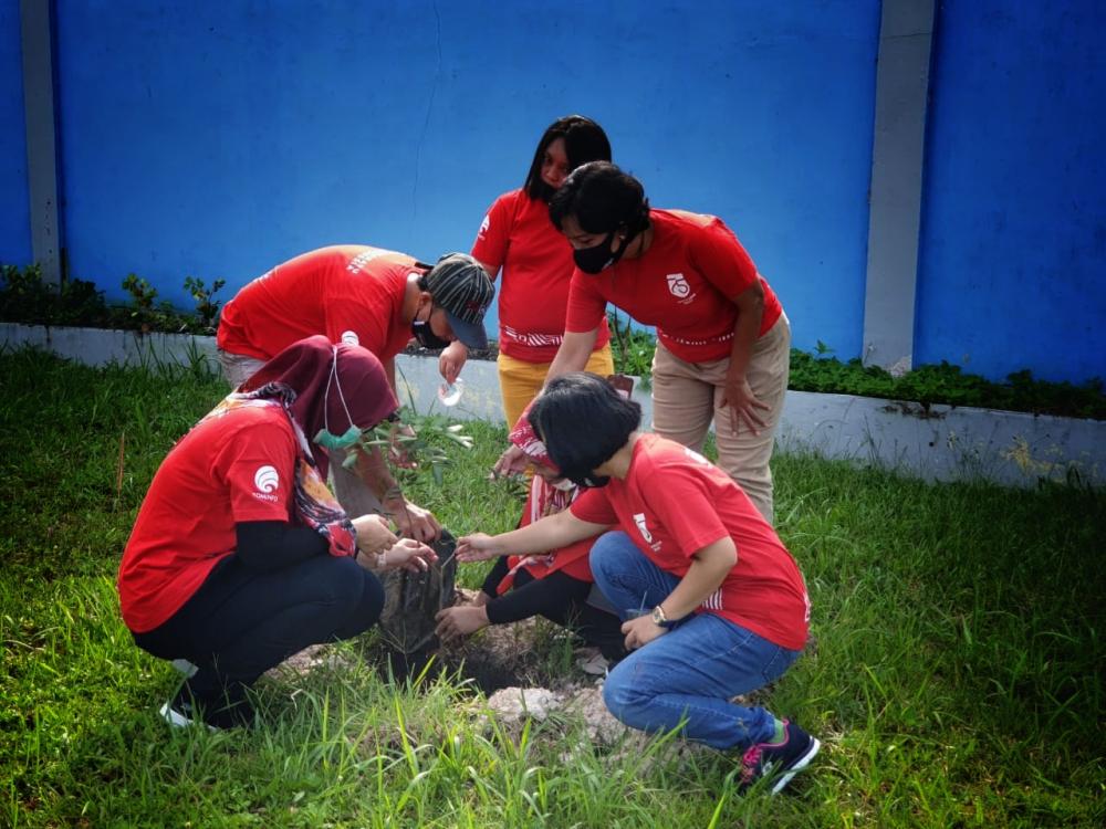 Tamapak bebeapa pegawai Balai Monitor Spektrum Frekuensi Radio (SFR) Kelas II Batam melakukan tanam pohon dalam menyambut peringatan Hari Bakti Postel ke-75 Tahun 2020.(25/9/2020)