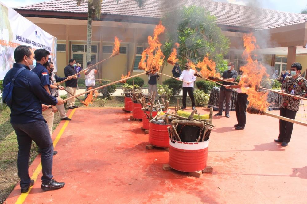 Kegiatan operasi penertiban penggunaan spektrum frekuensi radio akan terus dilakukan guna menekan tingkat pelanggaran yang terjadi,” kata Kepala Balmon Samarinda H Sugandi,  Kamis (8/10/2020), saat memberikan sambutan pada Acara Pemusnahan Perangkat Telekomunikasi Hasil Penertiban Pengguna Frekuensi Radio, di Stasiun Monitoring HF Pulau Atas (MSPA).  