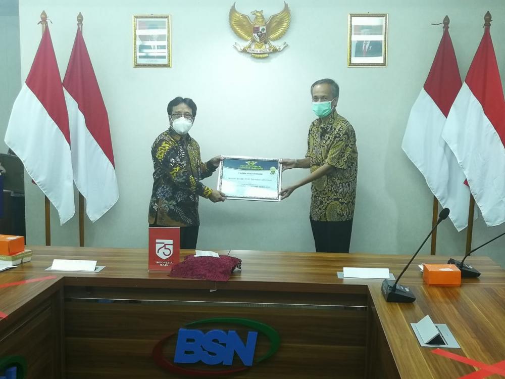 Ilustrasi: Penyerahan Penghargaan HTCA dari Kepala BSN Kukuh S Achmad kepada Plt. Direktur Standardisasi Perangkat Pos dan Informatika Indra Utama di Kantor BSN Jakarta, Jumat (6/11/2020).