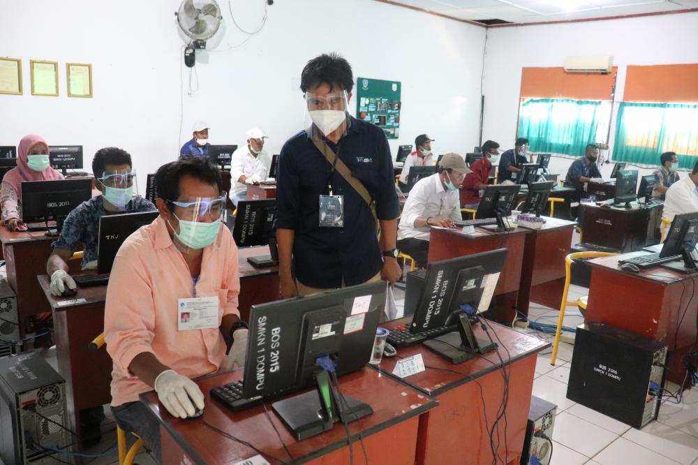 Balai Monitor Spektrum Frekuensi Radio Kelas II Mataram menyelenggarakan Ujian Negara Amatir Radio Non Reguler Periode II yang berbasis komputer (Computer Assisted Test-CAT) di SMK Negeri 1 Dompu Kabupaten Dompu, Minggu (15/11/2020).