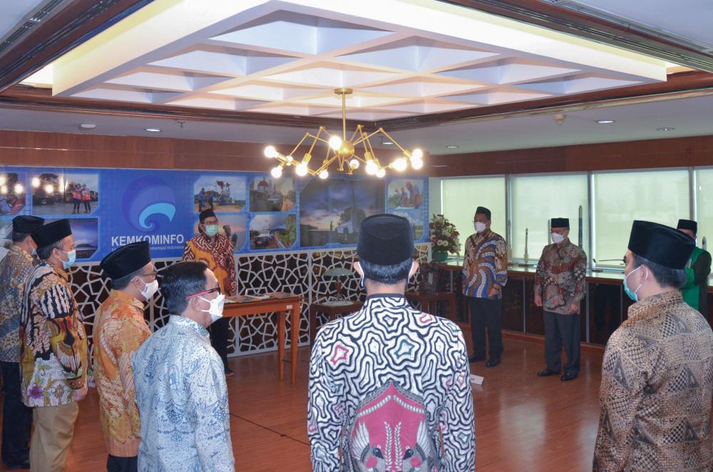 . “Peraturan-peraturan yang terkait dengan spektrum frekuensi radio  sifatnya  global, maka dari itu wawasan  harus  global juga,” kata Dirjen SDPPI pada Pelantikan Pejabat Fungsional Pengendali Frekuensi Radio Tingkat Keahlian, Rabu (17/02/2021). 