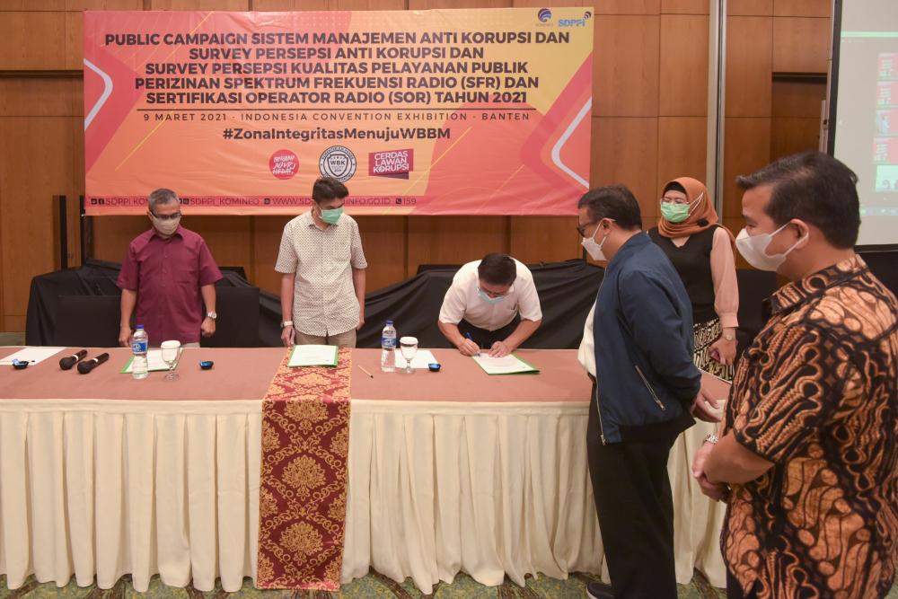 Direktur Operasi SUmber Daya Dwi HAndoko dan Inspektur I Syaharudin menyaksikan penandatanganan penerapan Sistem Manajemen Anti Korupsi oleh perwakilan 3 perusahaan (9/3/2021).