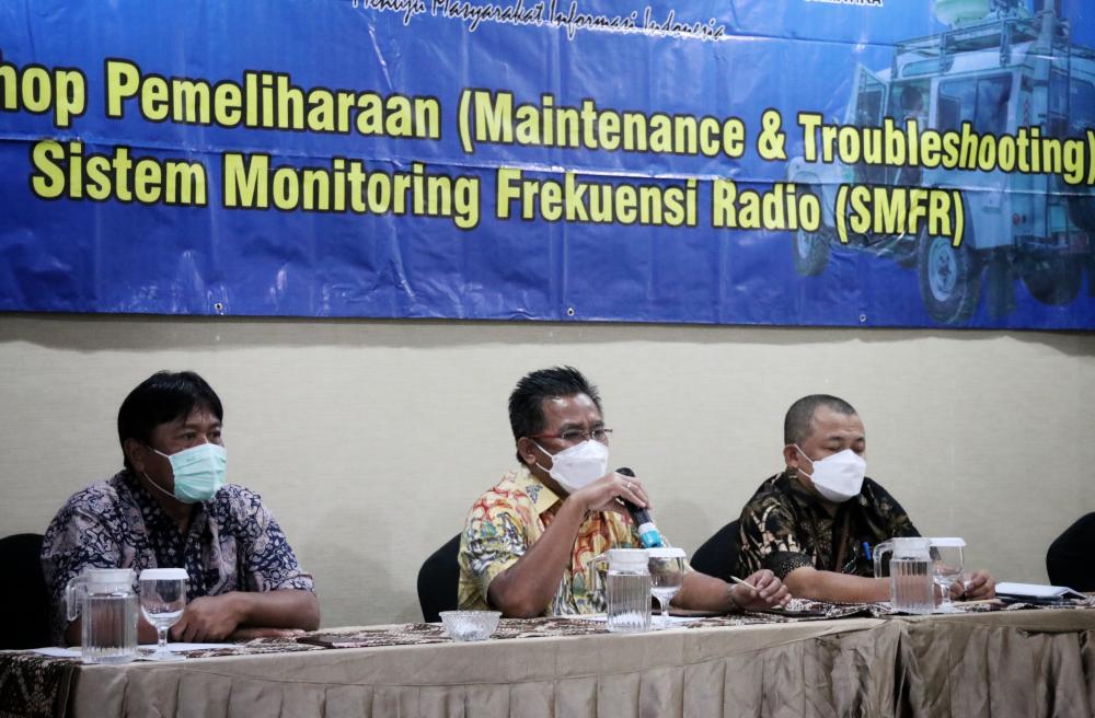 Direktur Pengendalian SDPPI Sabirin Mochtar (tengah) pada pembukaan Workshop Pemeliharaan Perangkat Stasiun Monitor Frekuensi Radio, Senin (22/3/2021).