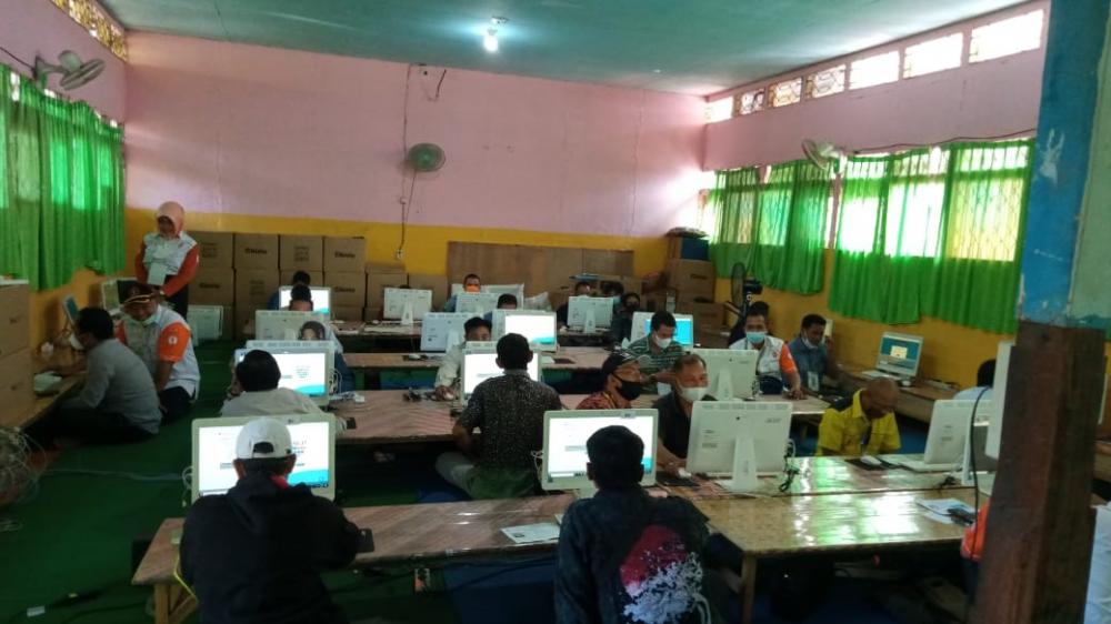 Kegiatan UNAR CAT Non Reguler Periode I di SMPN I Batulicin, Kabupaten Tanah Bumbu, Minggu (4/04/2021).