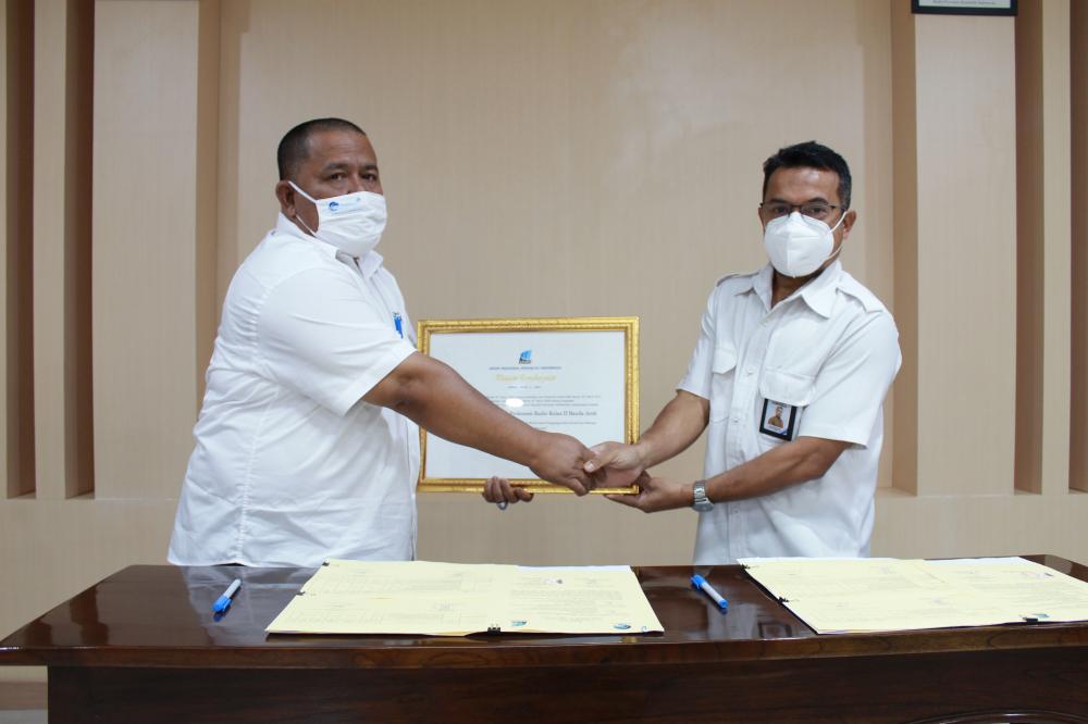 Balai Monitor Spektrum Frekuensi Kelas II Banda Aceh  menyerahkan arsip tsunami dan arsip statis kepada Balai Arsip Statis dan Tsunami Aceh (BAST) Arsip Nasional Republik Indonesia (ANRI),  Senin (5/4/2021). 